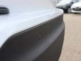 Toyota C-HR (2023) thumbnail 32