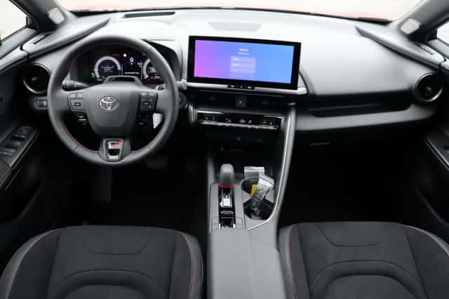Toyota C-HR (2026) thumbnail 4