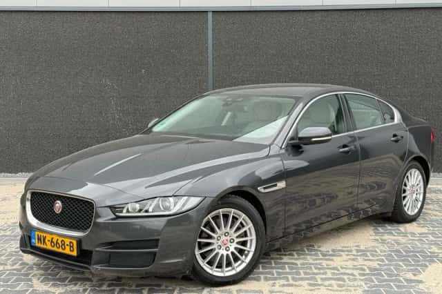 Jaguar XE (2017) thumbnail 1
