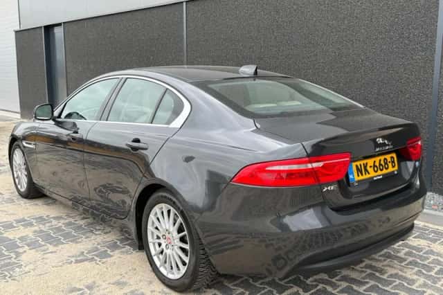 Jaguar XE (2017) thumbnail 6