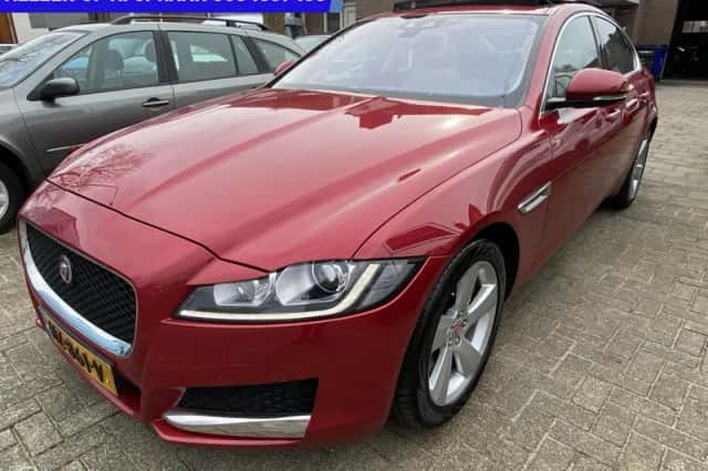 Jaguar XF (2017) thumbnail 1