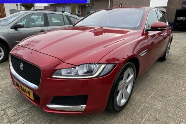 Jaguar XF (2017) thumbnail 2