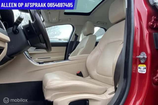 Jaguar XF (2017) thumbnail 3