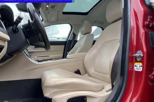 Jaguar XF (2017) thumbnail 3