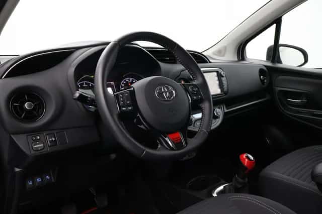 Toyota Yaris (2018) thumbnail 2