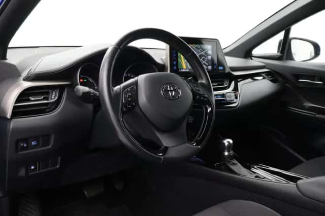 Toyota C-HR (2017) thumbnail 2