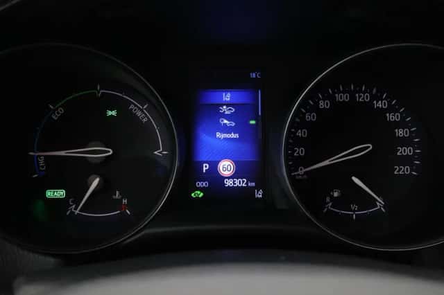Toyota C-HR (2017) thumbnail 3