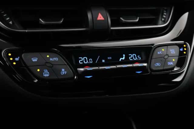 Toyota C-HR (2017) thumbnail 5