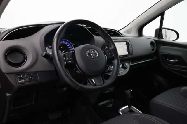 Toyota Yaris (2016) thumbnail 2