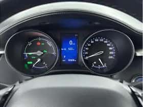 Toyota C-HR (2018) thumbnail 3