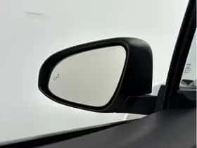 Toyota C-HR (2018) thumbnail 5