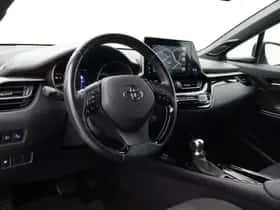 Toyota C-HR (2019) thumbnail 2