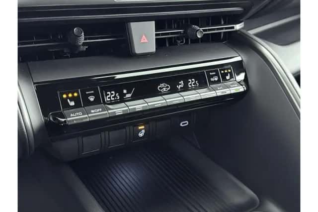 Toyota C-HR (2025) thumbnail 6