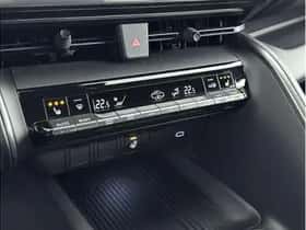 Toyota C-HR (2025) thumbnail 6