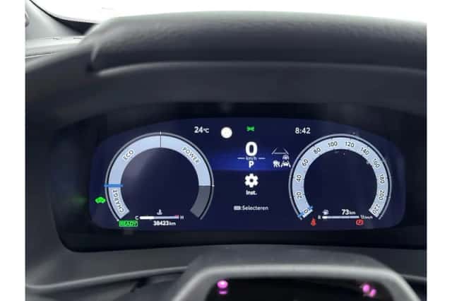 Toyota C-HR (2023) thumbnail 3