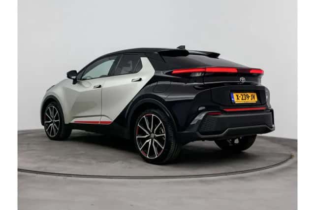 Toyota C-HR (2023) thumbnail 4
