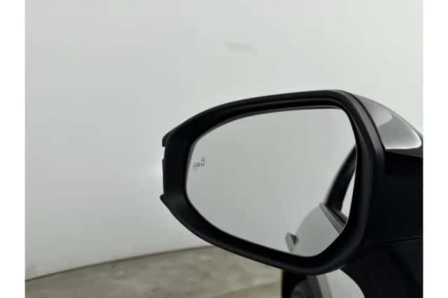 Toyota C-HR (2023) thumbnail 5