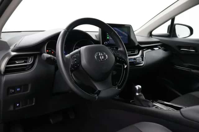 Toyota C-HR (2023) thumbnail 2