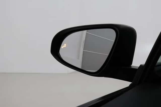 Toyota C-HR (2023) thumbnail 5