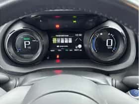 Toyota Yaris (2021) thumbnail 3