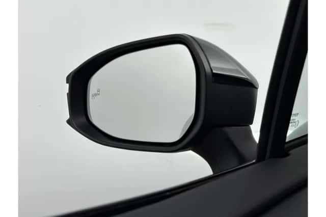Toyota C-HR (2025) thumbnail 5
