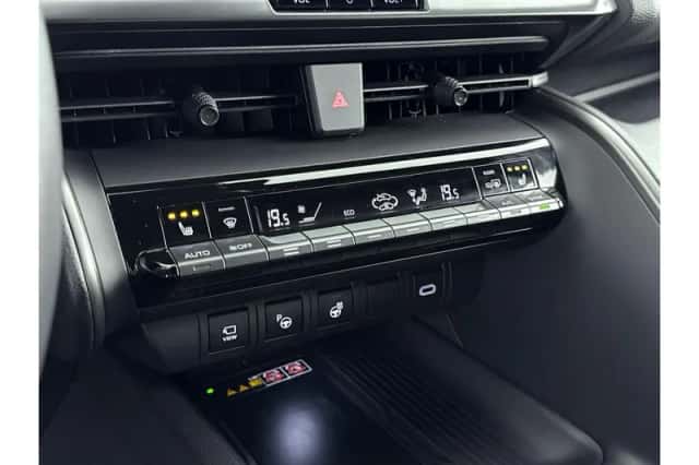 Toyota C-HR (2025) thumbnail 6