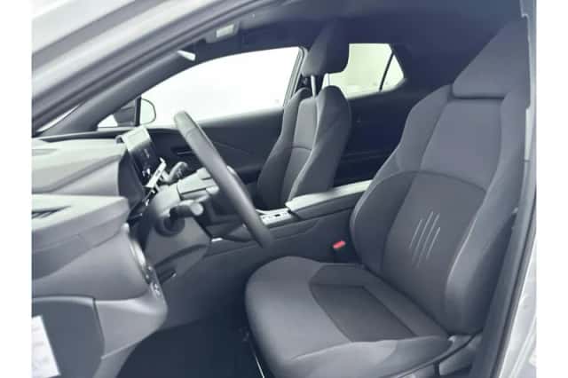 Toyota C-HR (2024) thumbnail 6