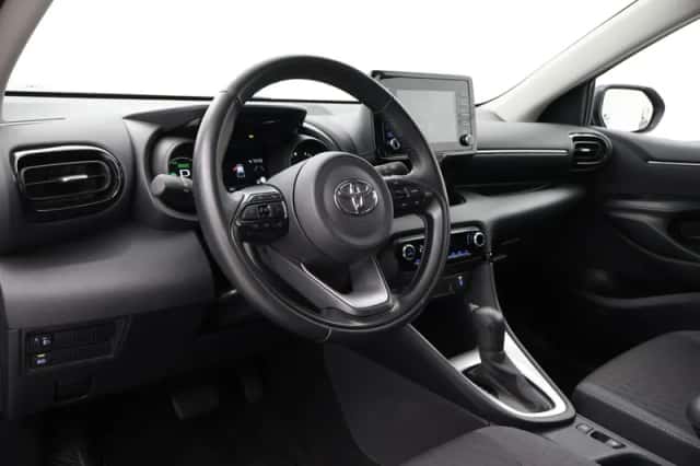 Toyota Yaris (2022) thumbnail 2