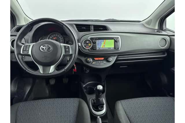 Toyota Yaris (2012) thumbnail 2