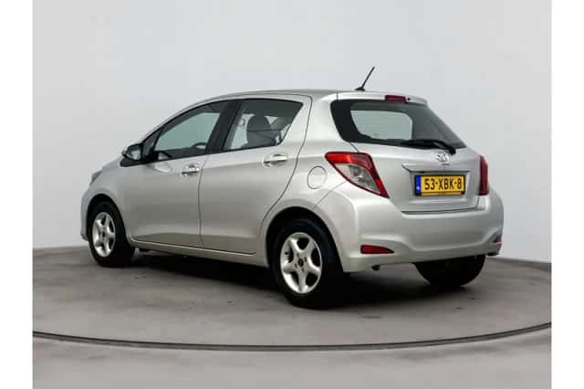 Toyota Yaris (2012) thumbnail 4
