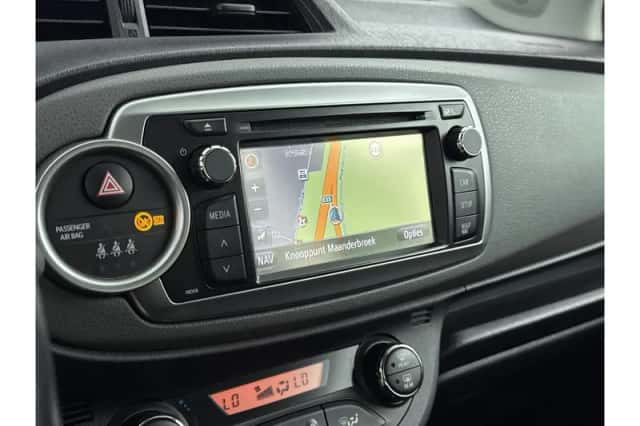 Toyota Yaris (2012) thumbnail 5