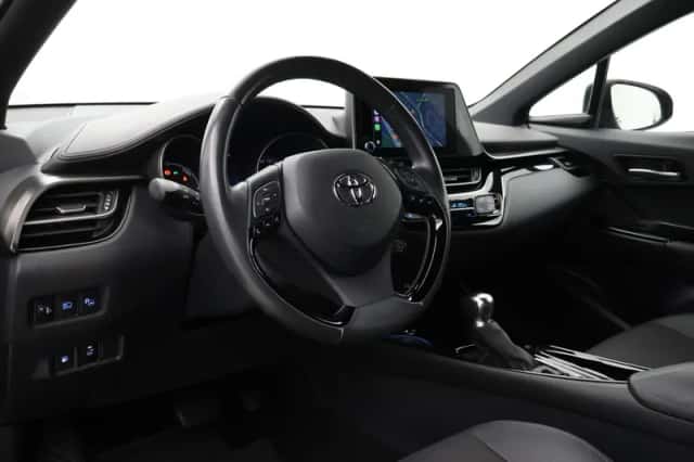 Toyota C-HR (2022) thumbnail 2