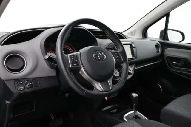 Toyota Yaris (2015) thumbnail 2