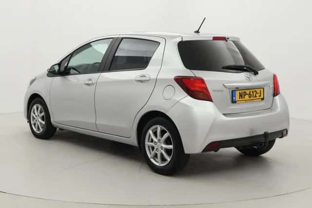 Toyota Yaris (2015) thumbnail 4