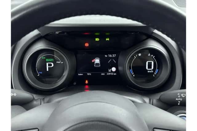 Toyota Yaris (2024) thumbnail 3