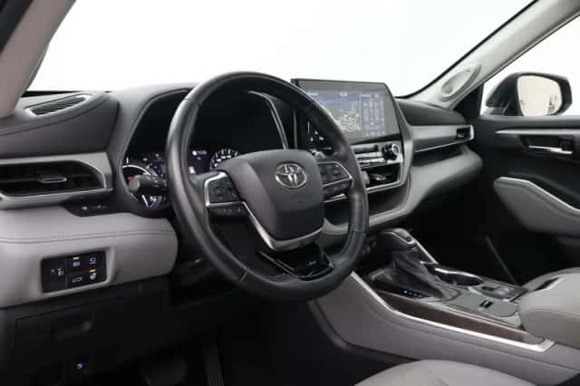 Toyota Highlander (2022) thumbnail 2