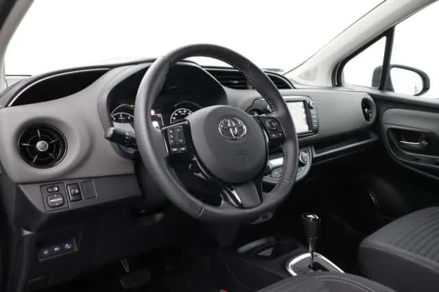 Toyota Yaris (2020) thumbnail 2