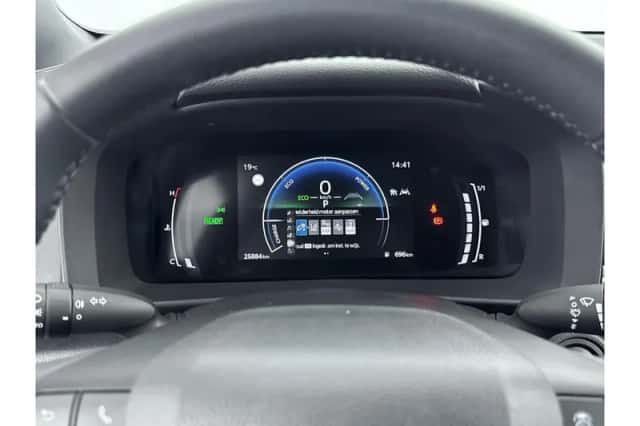 Toyota C-HR (2024) thumbnail 3