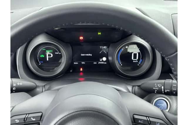 Toyota Yaris (2024) thumbnail 3