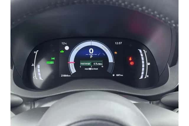Toyota Yaris (2025) thumbnail 3