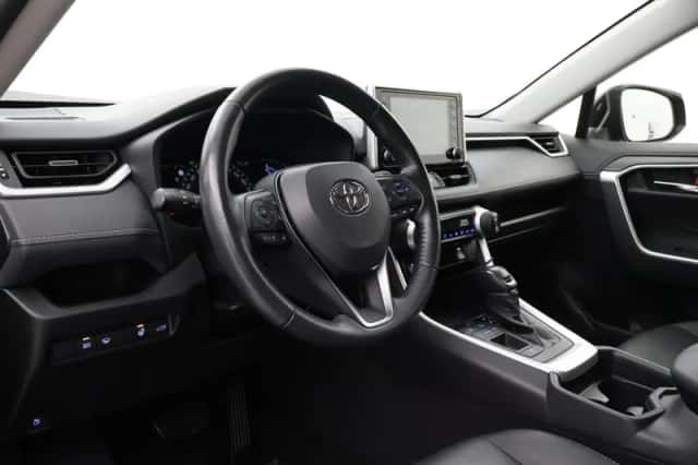 Toyota RAV4 (2022) thumbnail 2