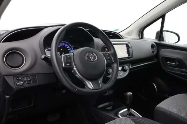 Toyota Yaris (2016) thumbnail 2