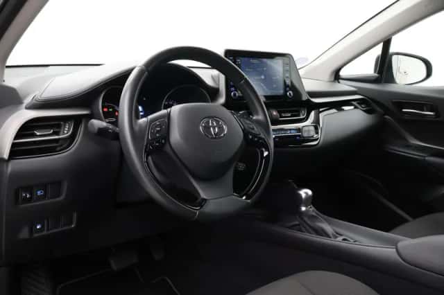 Toyota C-HR (2023) thumbnail 2