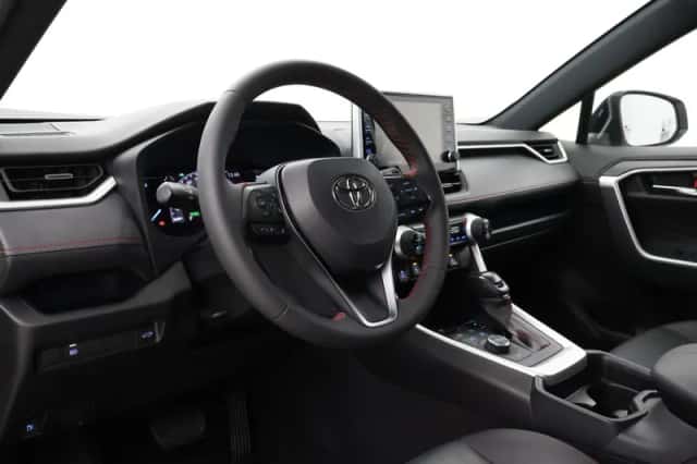 Toyota RAV4 (2022) thumbnail 2