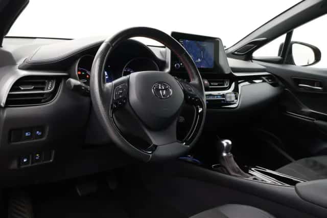 Toyota C-HR (2022) thumbnail 3