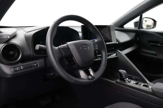 Toyota C-HR (2024) thumbnail 2
