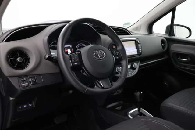 Toyota Yaris (2019) thumbnail 2