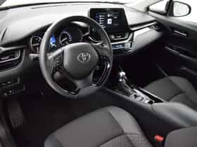 Toyota C-HR (2022) thumbnail 2
