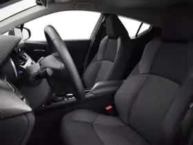 Toyota C-HR (2022) thumbnail 6