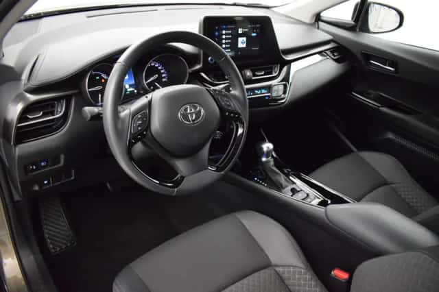 Toyota C-HR (2022) thumbnail 2